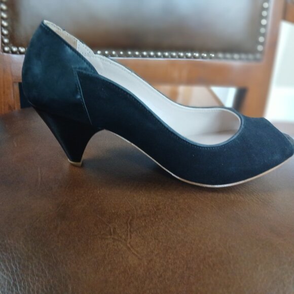 Sharp suede leather pumps. New and Unworn. - Picture 5 of 7